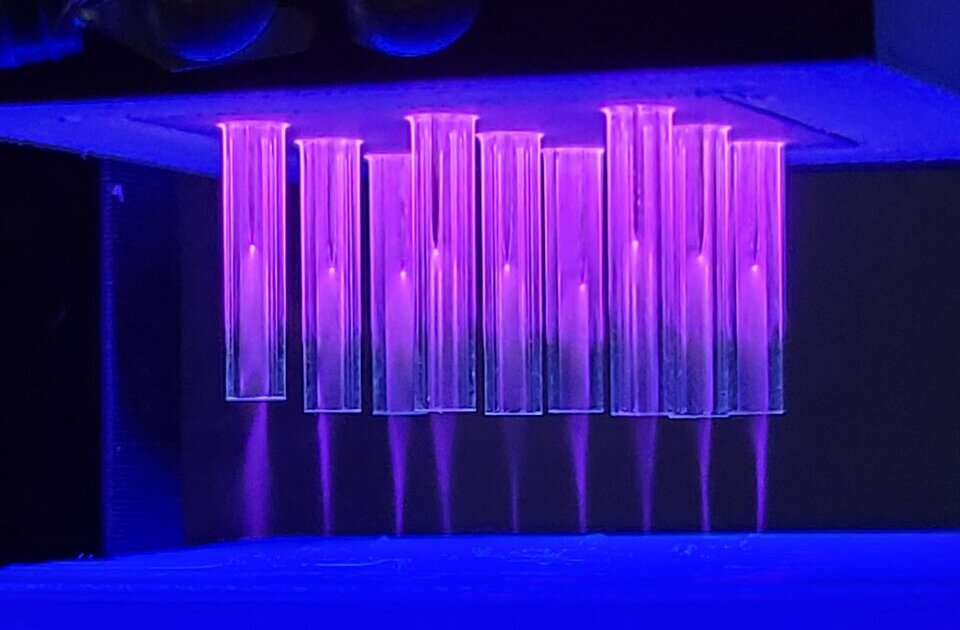 Sept jets de plasma froid atmosphérique produits sous une plaque par un générateur haute tension pulsée EFFITECH